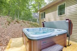 Large Home with Mountain View, Hot Tub and Sauna - Image 4